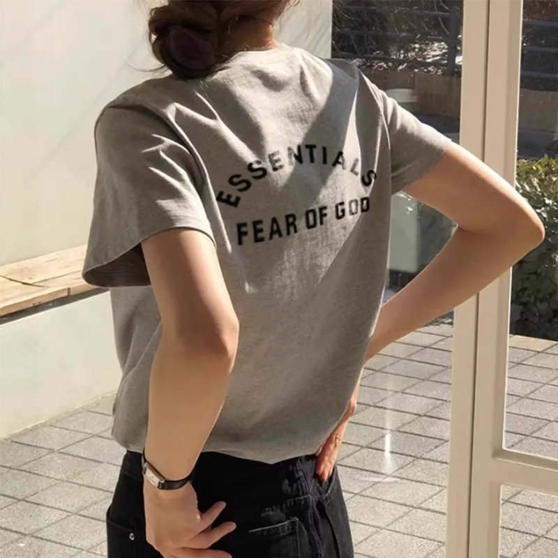 グレー
