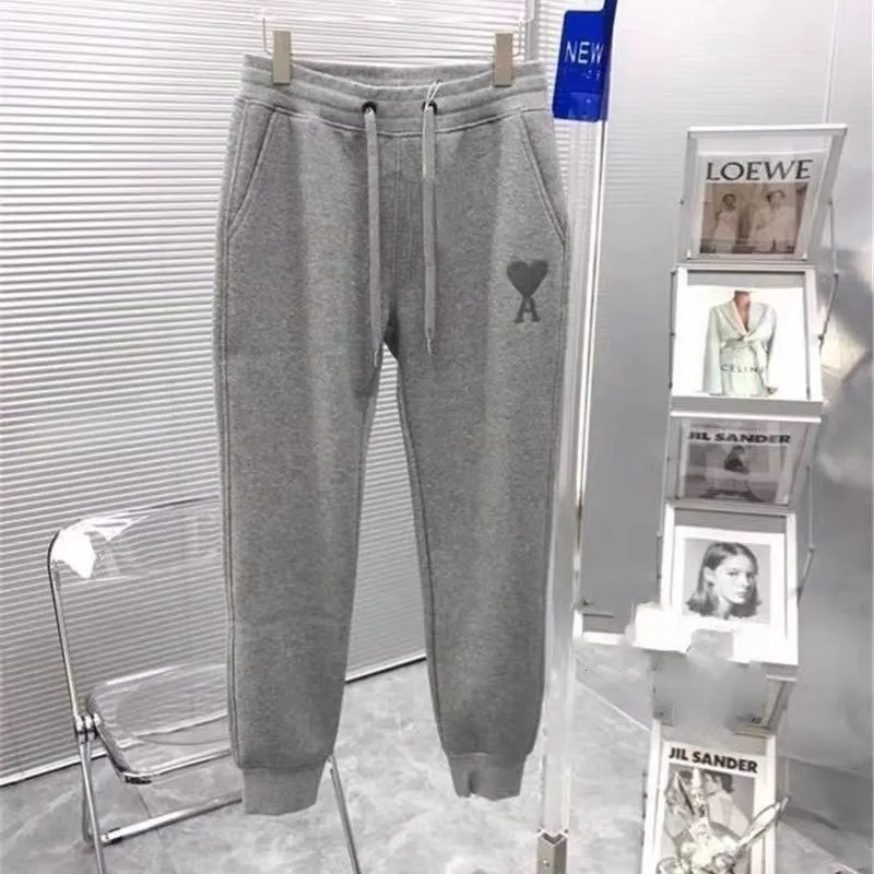 グレー