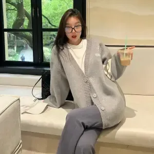 グレー
