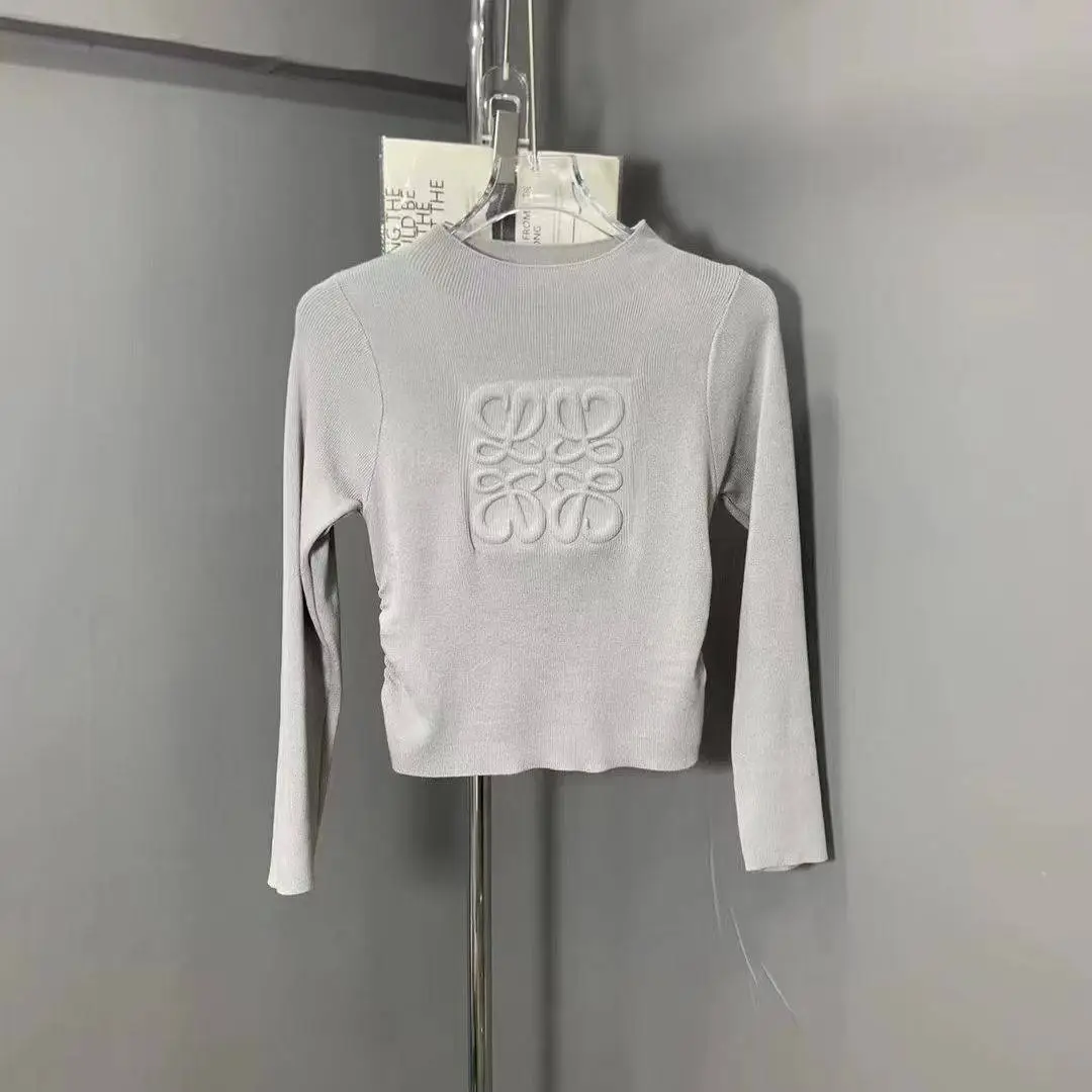 グレー