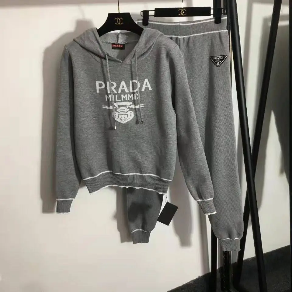 グレー