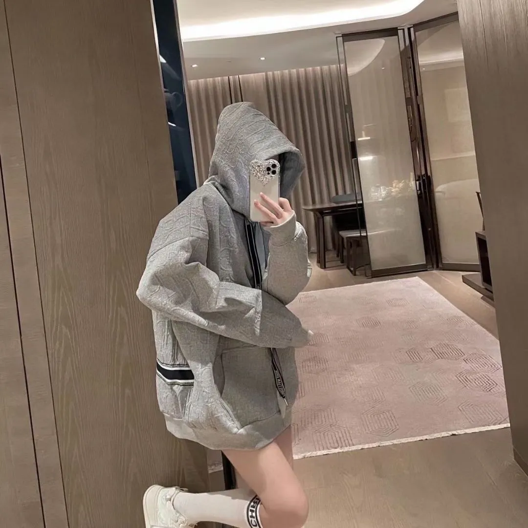 グレー