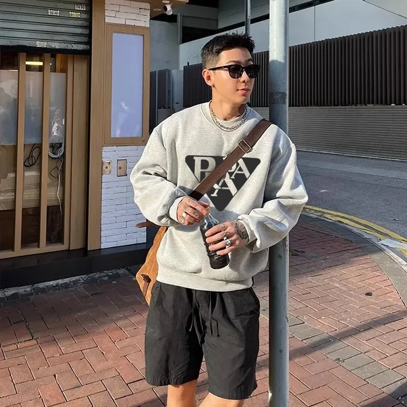 グレー