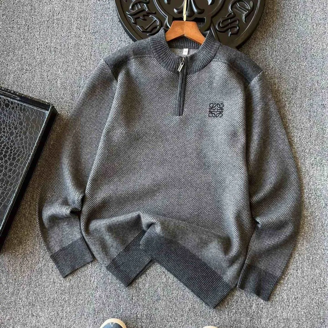 グレー
