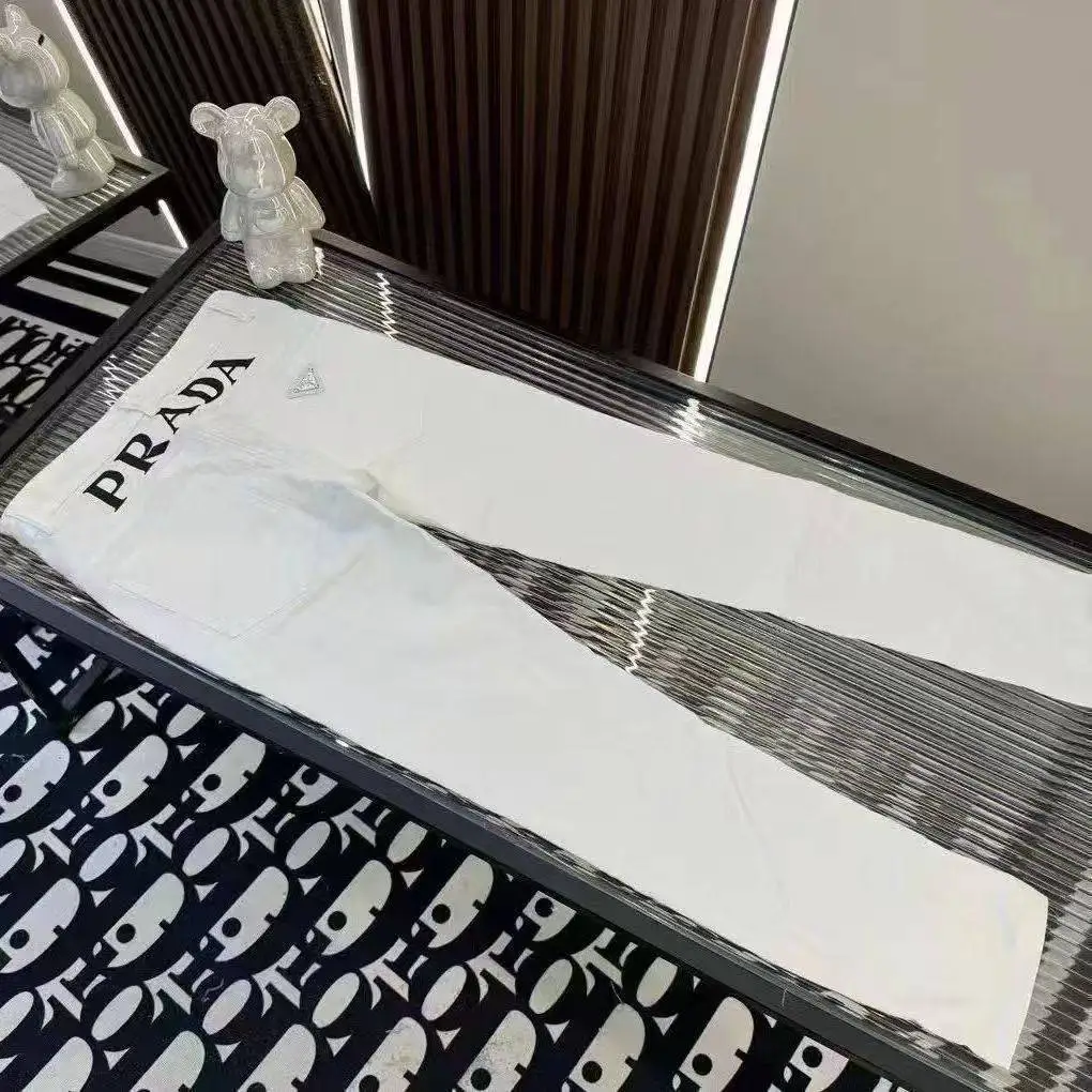 ホワイト