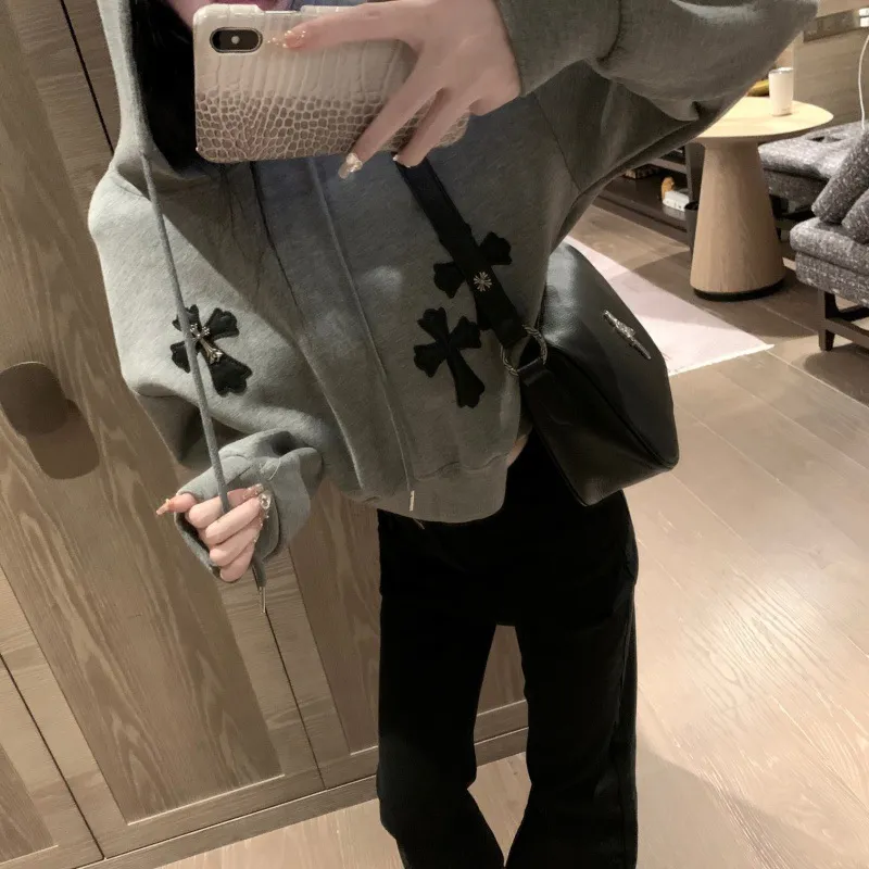 グレー