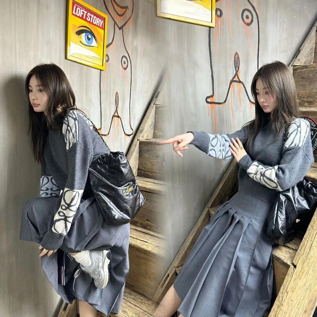 グレー