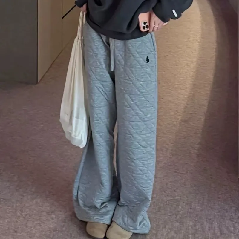 グレー