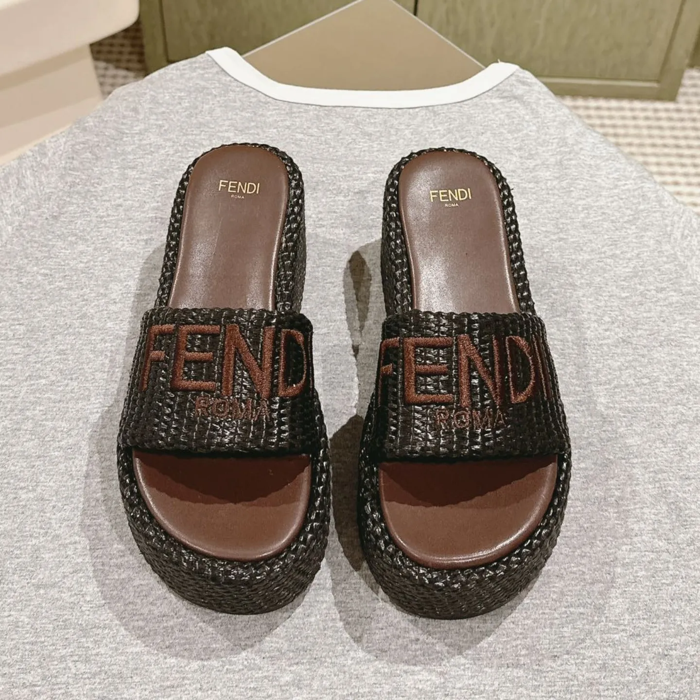 ブラック