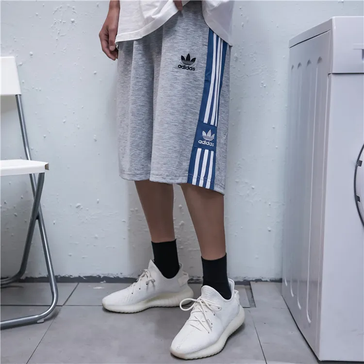 グレー