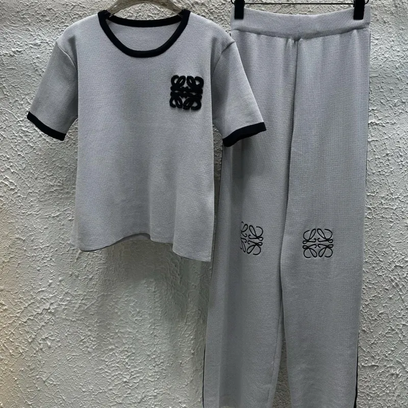 グレー