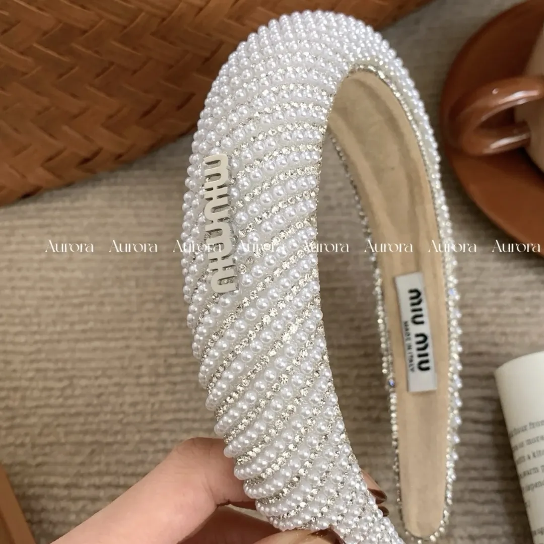 清楚で可愛い 簡単に華やか 上品 フェミニン 高級感あふれる トレンド ヘアバンド