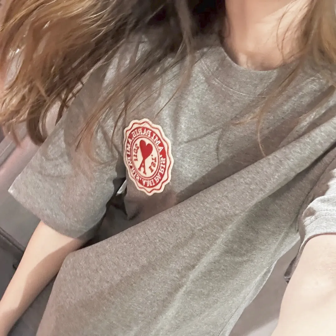 『フリーサイズ』レタリング クラシック アカデミック バッジ 綿100% 刺繍 プリント Tシャツ