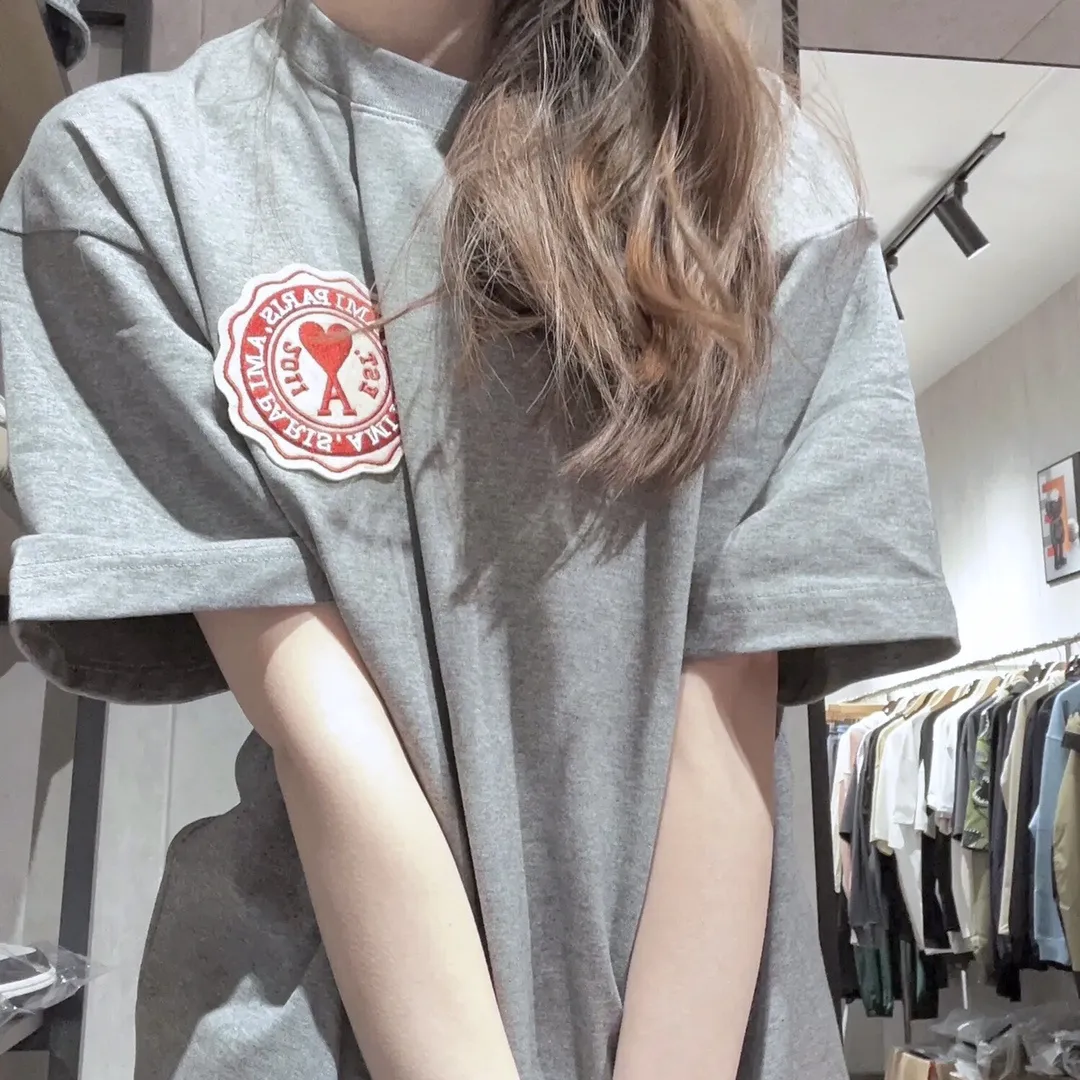 『フリーサイズ』レタリング クラシック アカデミック バッジ 綿100% 刺繍 プリント Tシャツ