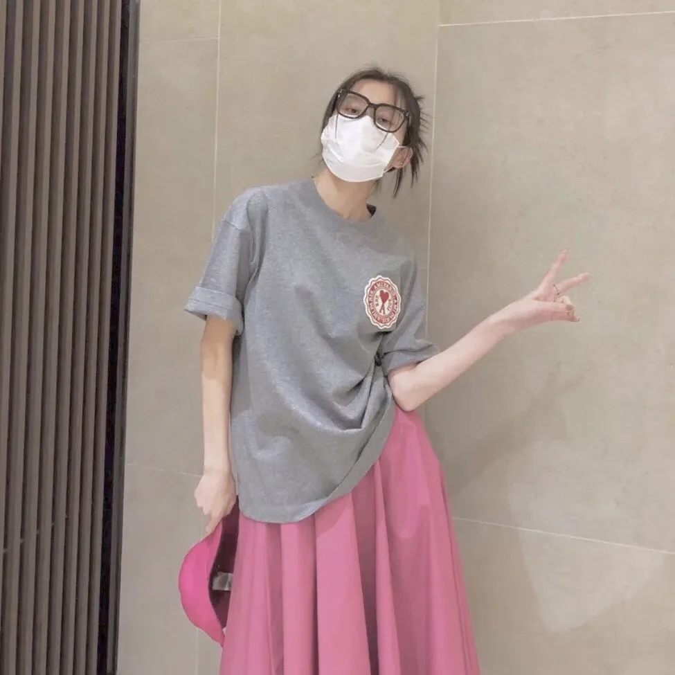 『フリーサイズ』レタリング クラシック アカデミック バッジ 綿100% 刺繍 プリント Tシャツ