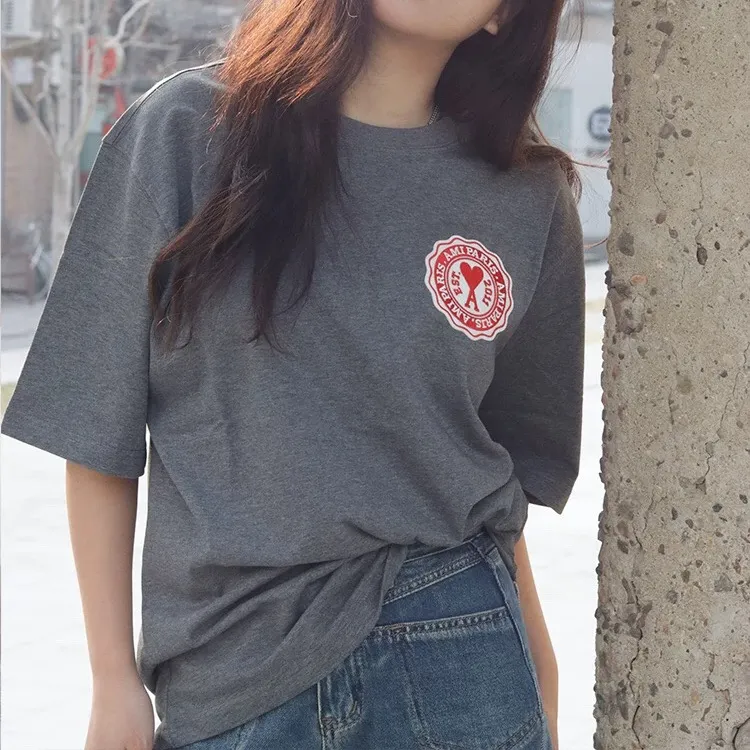 『フリーサイズ』レタリング クラシック アカデミック バッジ 綿100% 刺繍 プリント Tシャツ
