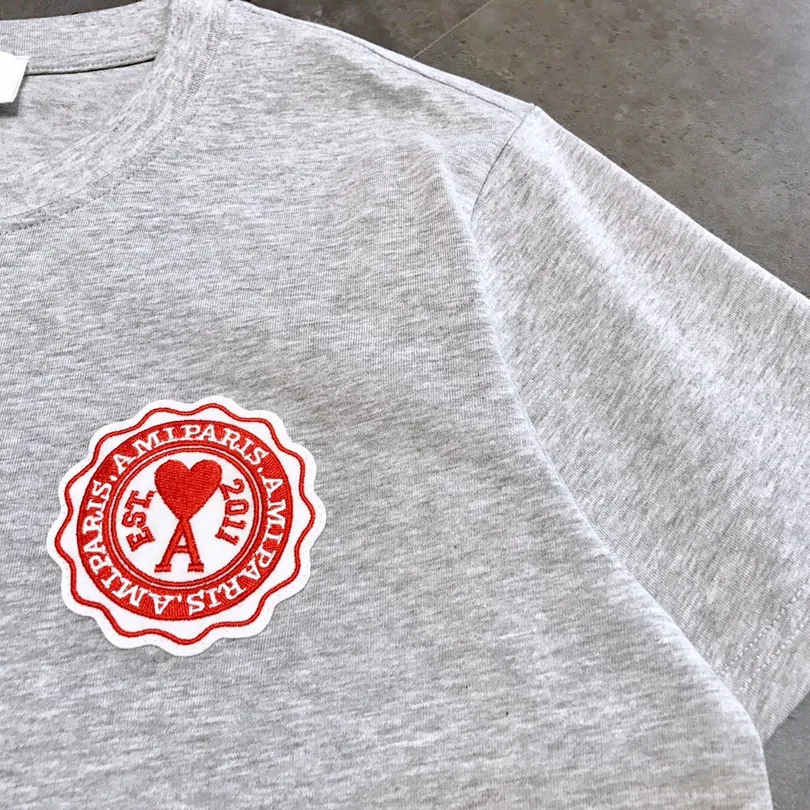 『フリーサイズ』レタリング クラシック アカデミック バッジ 綿100% 刺繍 プリント Tシャツ