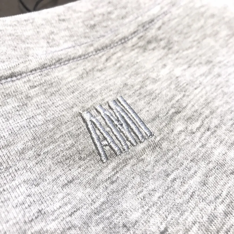 『フリーサイズ』レタリング クラシック アカデミック バッジ 綿100% 刺繍 プリント Tシャツ