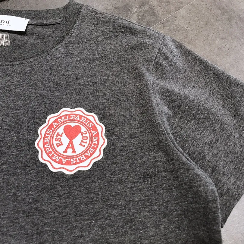 『フリーサイズ』レタリング クラシック アカデミック バッジ 綿100% 刺繍 プリント Tシャツ