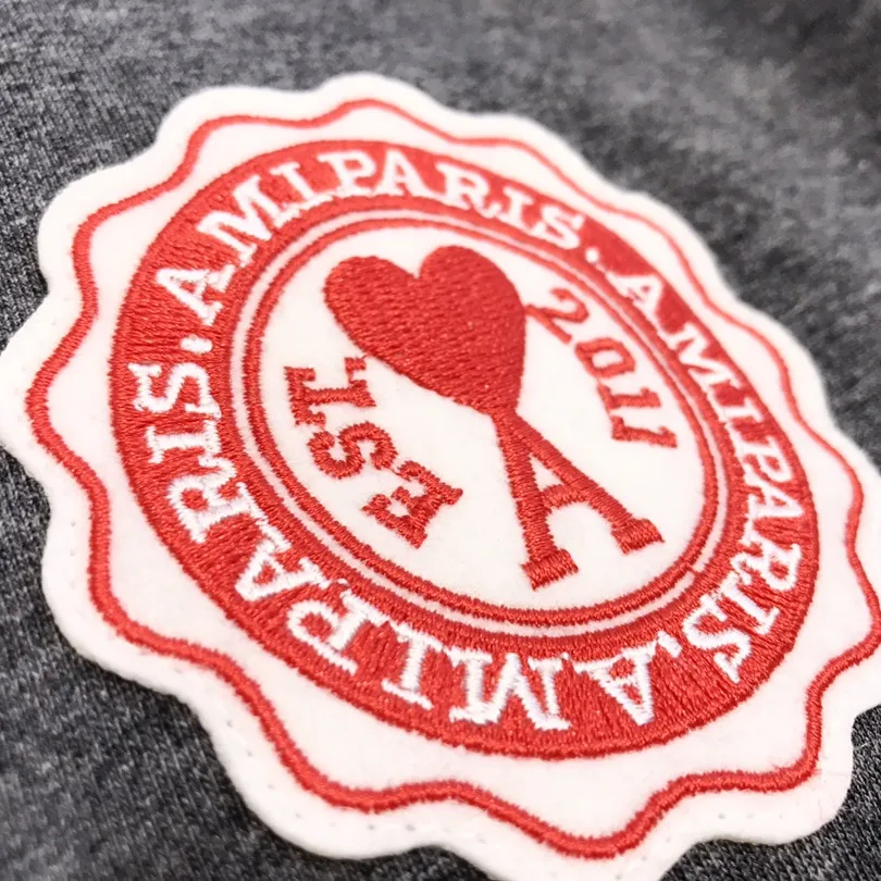 『フリーサイズ』レタリング クラシック アカデミック バッジ 綿100% 刺繍 プリント Tシャツ