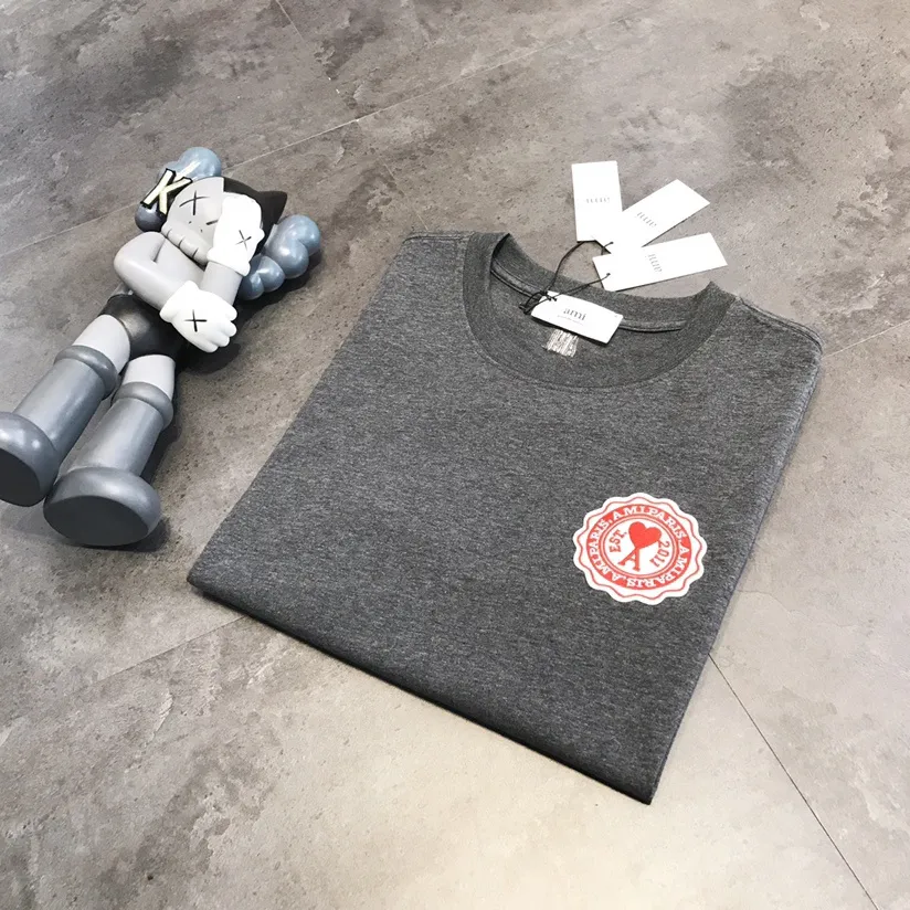 『フリーサイズ』レタリング クラシック アカデミック バッジ 綿100% 刺繍 プリント Tシャツ