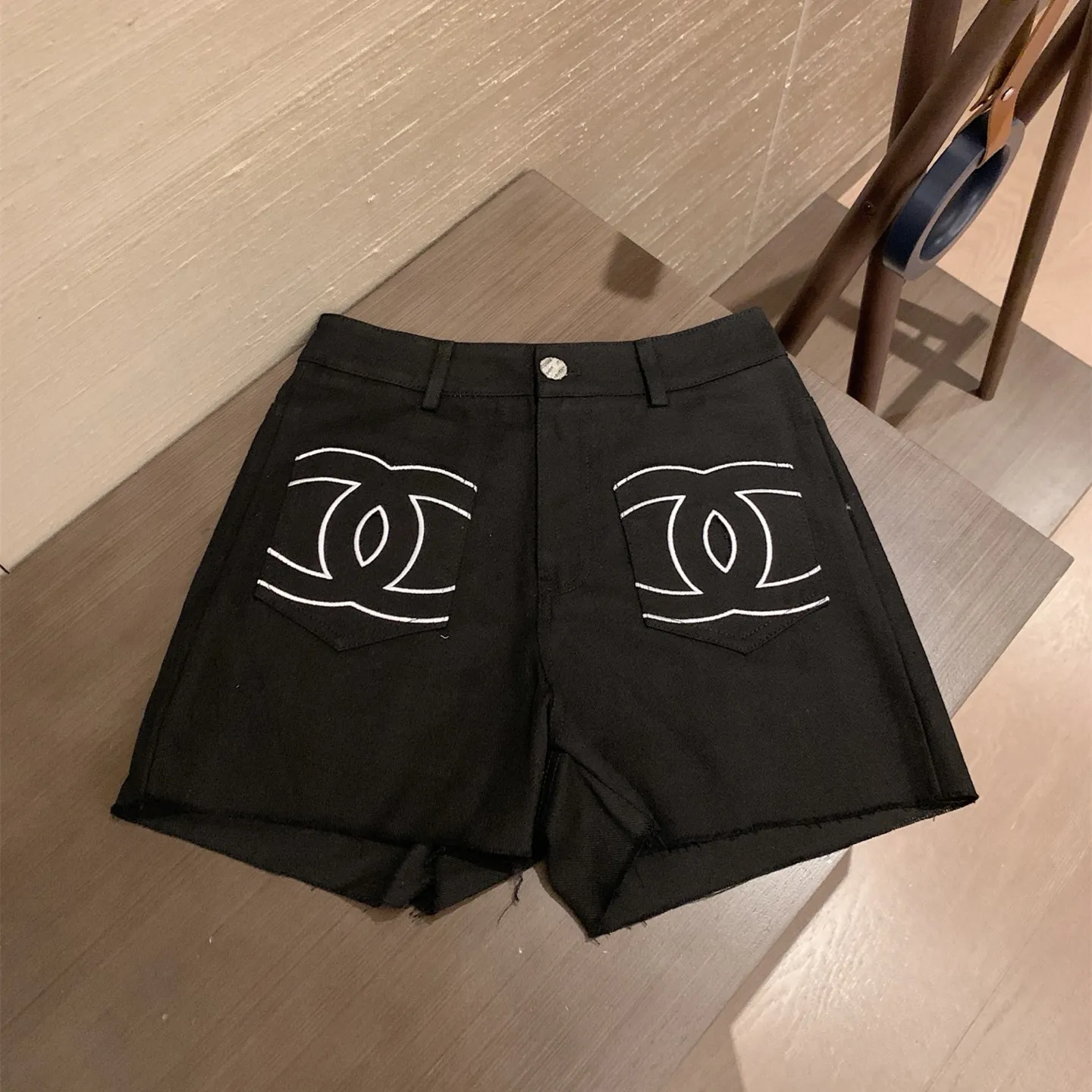 ブラック