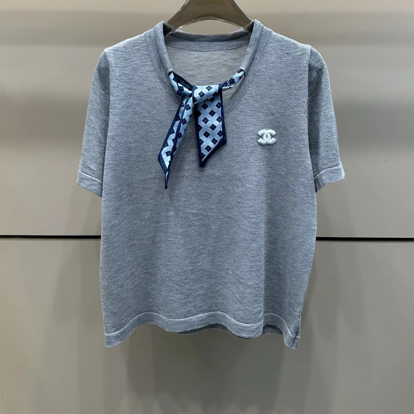 グレー