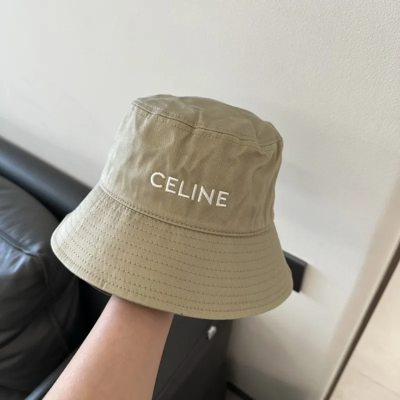 カーキ